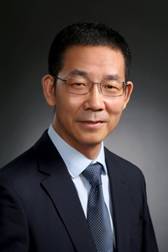 穿着西装的男人在微笑描述已自动生成
